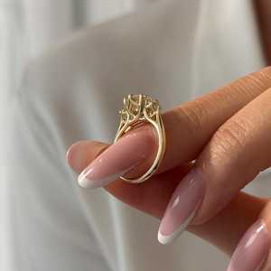 Anillo de Tres Piedras con Diamante de Laboratorio Redondo Brillante de 2 Quilates, Corte E VVS2, en Oro de 14k, Certificado IGI - Product Image 1