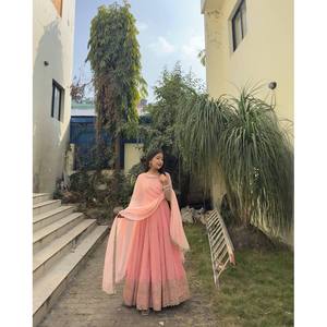 Hermoso Vestido Largo Tipo A con Estampado Floral de Organza Bordado, Cintura Imperio, Escote Redondo y Dupatta para Fiestas de Mujer - Product Image 6
