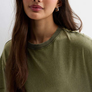 T-shirts pour femmes de haute qualité, logo personnalisé, 100% coton, effet délavé, coupe ample, manches courtes, respirants. - Product Image 4