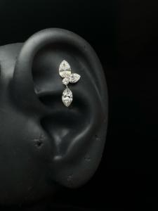 Pendientes de Lujo de Oro de 14K con Diamantes en Espiral, Piedras Marquise y Perlas, y Doble Base Plana para Perforación - Product Image 6