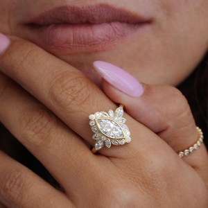 Bague de fiançailles vintage en or massif 14 carats avec diamant de laboratoire taille marquise, halo floral et grappe, bijou de mariée unique en forme de feuille, cadeau - Product Image 3