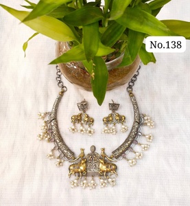 Elegante Juego de Collar con Cuentas de Perlas y Baño de Oro, Diseño de Flores con Cristales de Imitación, para Mujer, Joyería de Boda - Product Image 4