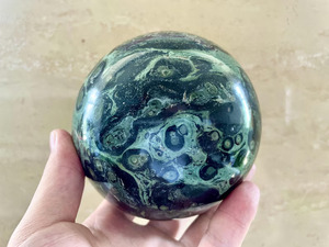 Sphère de jaspe Kambaba polie, boule de pierre naturelle avec des taches noires, objet de collection artistique, globe décoratif - Product Image 3