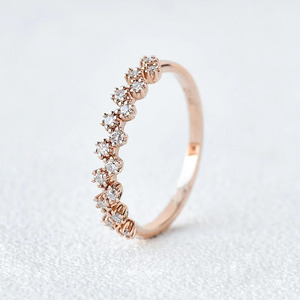 Anillo Apilable de Oro Rosa con Diamantes Florales Cultivados en Laboratorio - Product Image 5