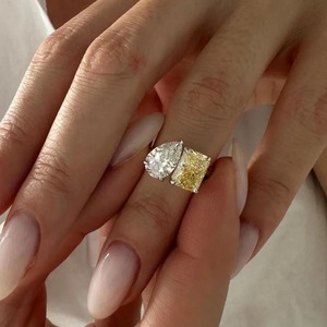 Bague Toi et Moi en Or Massif avec Diamant de Laboratoire Certifié IGI Pureté VVS2 1,5 Carat, Taille Poire Radiant Jaune Vif Fantaisie - Product Image 4
