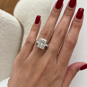 Bague Trilogie Premium en Or Massif 14k/18k avec Diamant de Laboratoire Taille Radiant 5 Carats E VVS2 et Pierres Latérales Baguette Affûtées pour Fiançailles - Product Image 2
