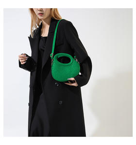 กระเป๋าคลัทช์ผู้หญิงแฟชั่น ผ้าสักหลาดลายลูกกวาด ดีไซน์ทันสมัย เรียบหรู เปิดปิดง่าย สายสะพายเดี่ยว - Product Image 3