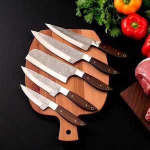 Ensemble de 5 couteaux de chef professionnels, faits main, en acier haute teneur en carbone, avec étui en cuir, pour usage industriel et culinaire. - Product Image 1