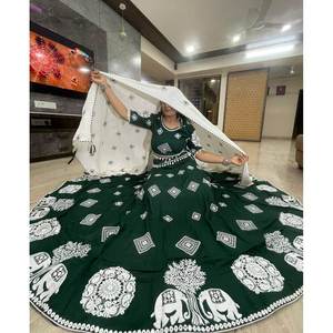 ATRACTIVA LAMINA DE RAYÓN ESPEJO E HILO TRABAJO LEHENGA CHOLI CON DUPATTA VERDE - Product Image 1