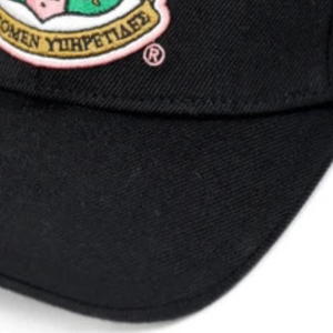 Casquette de baseball noire brodée, ajustable, à visière incurvée, avec patch crête coloré, pour un style décontracté et urbain. - Product Image 3