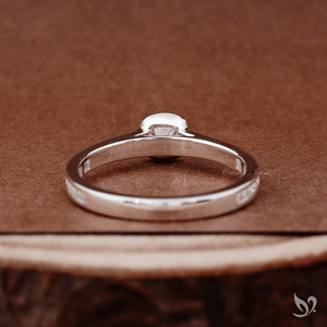 Anillo de compromiso romántico y delicado de oro blanco de 10k con diamante de laboratorio de 0.5CT con corte cojín y engaste de bisel con banda de canal. - Product Image 3