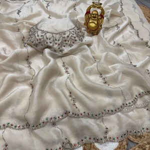 Sari de seda de verano con pedrería Jarkan, diseño moderno para fiestas de Diwali, ropa de boda con adornos elaborados, blusa a juego de secado rápido para el sol. - Product Image 4