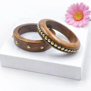Bracelet en bois artisanal |   Bracelet rond en bois clouté de laiton |   Artisanat ethnique naturel, bijoux faits à la main - Product Image 3