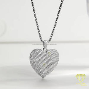 Colgante de Corazón en Plata de Ley con Incrustaciones de Piedras Detalladas y Estilo Elegante - Product Image 2