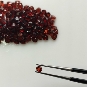 Granat rouge naturel de 3,5 mm en forme de cœur, pierre précieuse de qualité supérieure pour la fabrication de bijoux - Product Image 1