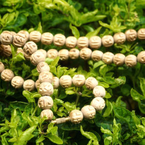 Cuentas Sueltas de Tulsi Natural, Cuentas de Madera Grabadas con Radha, Venta al por Mayor, Colección Espiritual - Product Image 2