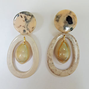 ต่างหูเรซิ่นแฟชั่น - ต่างหูทรงเรขาคณิตสีดำและสีพีชแบบห้อย ต่างหูเทรนดี้ ต่างหูขายดี ขายส่ง - Product Image 3