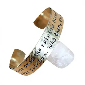 Brazalete Terapéutico de Cobre Puro con Grabado de Letras de Arcoíris, Diseño Abierto, Hecho a Mano, Joyería de Lujo - Product Image 1