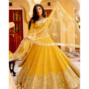 Lehenga Choli de Fiesta con Intrincados Trabajos de Espejo de Papel - Product Image 3