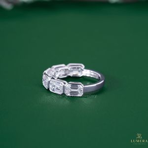 Anillo de Boda con Diamante Cultivado en Laboratorio con Corte Esmeralda, Engastado en Bisel, Oro Blanco de 14K/18K, Certificado IGI, de Lujo para Mujer - Product Image 4
