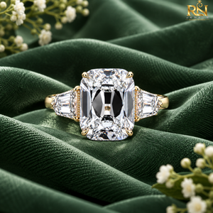 Diamant de laboratoire DEF de type Old Mine Cushion, Or massif 18 carats, 3 pierres |   Bague de mariée de luxe antique avec pierres latérales taillées en escalon et pierres précieuses fines - Product Image 5