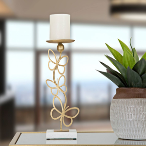 Elegante candelabro de mariposa dorada sobre mármol. Estética encantadora y aireada disponible a precios de mayorista. - Product Image 1