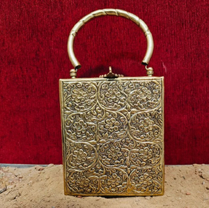 Bolso de mano tradicional de latón dorado con intrincados motivos florales y asa superior curvada, disponible a precios de mayorista. - Product Image 5