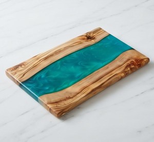 Planche à découper rectangulaire élégante en résine époxy turquoise avec grain de bois naturel - Product Image 1