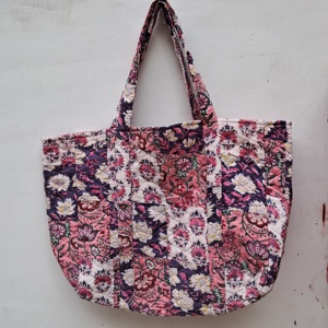 Bolso Tote Acolchado de Algodón Indio con Estampado de Bloques y Diseño Animal Vintage de Channi Textiles, Ideal para la Playa, Viajes y Salidas de Fin de Semana - Product Image 2
