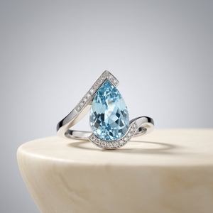 Anillo de compromiso solitario en forma de V de oro blanco de 10K con aguamarina de corte pera y diamantes cultivados en laboratorio con pavé, diamante certificado IGI. - Product Image 4