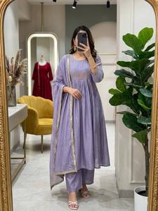 Ensemble de costume Anarkali Mul Chanderi de haute qualité pour femmes, pour occasions spéciales, avec dupatta élégante et pantalon confortable, disponible à la vente - Product Image 4