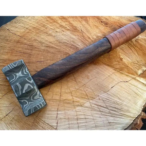 Marteau Viking en acier Damas forgé à la main avec manche en bois et texture antidérapante, outil industriel robuste, personnalisable OEM - Product Image 5