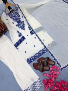 Elegante traje sharara bordado con detalles elaborados, dupatta a juego y joyería tradicional para ocasiones festivas. - Product Image 5