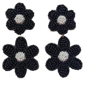 Pendientes Personalizables con Bordado de Cuentas de Flores Negras, Joyería Bordada con Cuentas Hecha a Mano y Totalmente Personalizable por MD HANDICRAFTS - Product Image 1