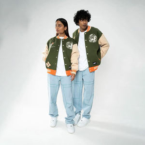 Blouson universitaire unisexe de haute qualité style streetwear, en cuir tanné, avec col montant, broderie chenille et manches en cuir - Product Image 2