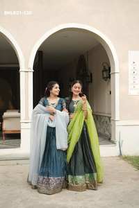 Colección Premium de Lehenga-Choli y Dupatta de Seda Tradicional India con Bordado y Detalles en Zari, Moda Femenina - Product Image 2