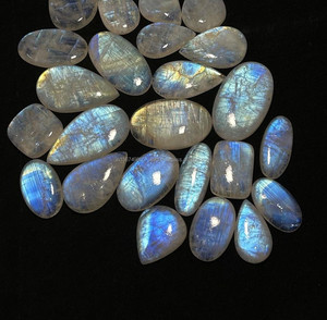 Vente en gros ARHAN GEMS Cabochon de pierre de lune arc-en-ciel naturel Fait à la main Pierre précieuse bleue de forme mixte Rajasthan pour la fabrication de bijoux - Product Image 2