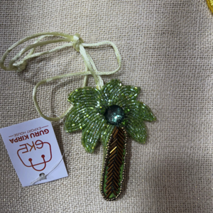 Pendentif de sac en perles de rocaille de haute qualité, fait main, style bohème chrétien, avec perles d'imitation et perles en verre filé, en forme de signe de paix - Product Image 1