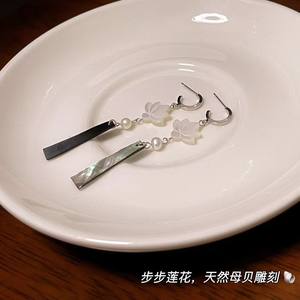 Boucles d'oreilles pendantes rectangulaires en nacre noire style chinois avec pompon papillon et charme oriental ancien - Product Image 2