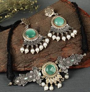 Conjunto de Collar Gargantilla Floral Bicolor en Plata Oxidada y Chapado en Oro con Piedra Verde y Pendientes de Perlas para Mujer - Product Image 3