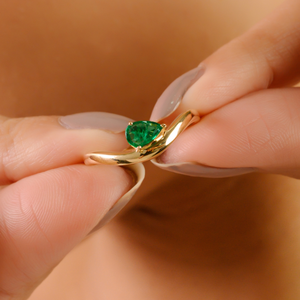 Anillo de Oro Amarillo de 18K con Esmeralda en Forma de Pera, Colección Fina Hecha a Mano, Joyería de Moda, Proveedor de Joyas de Tendencia, Piedra de Nacimiento de Mayo - Product Image 2