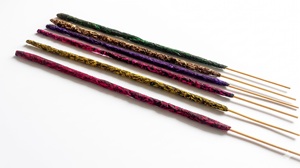 Varillas de Incienso Perfumadas de Múltiples Colores Hechas a Mano para Fragancia Espiritual y del Hogar/Agarbatti Perfumado Premium Hecho a Mano - Product Image 3