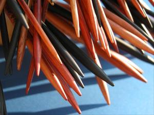 Lot de 18 aiguilles à tricoter en bois teinté, couleur primaire, double pointe, pour le tricotage - Product Image 2