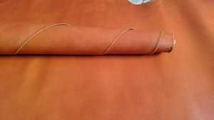 Peaux de buffle de qualité supérieure, sélectionnées pour leur durabilité et leur texture exquise. Parfaites pour la fabrication artisanale de cuir haut de gamme. - Product Image 4