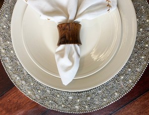 Magnifiques sets de table brodés de perles, faits à la main, décoratifs, pour des tables élégantes, décoration pour la maison, la cuisine et les restaurants. - Product Image 1