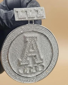 Colgante de lujo personalizado de plata 925 con diamantes de moissanita VVS estilo hip hop, con letras y números brillantes, para él. - Product Image 1