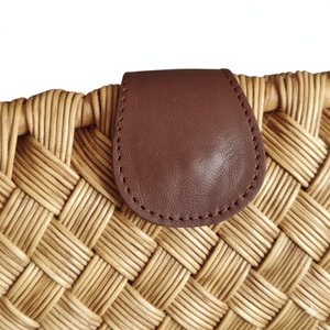 Pochette unique en rotin tressé à la main avec doublure en coton et accent en cuir, fermeture à bouton – Style resort éco-chic pour petits essentiels - Product Image 2