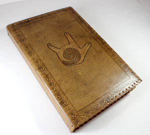 Carpeta de Archivo con Clip Manila de Cuero Camelon Exports con Símbolo de Mano Grabado en Relieve, Diseño Opaco Impreso con UV, Organizador de Archivos de 31x21cm - Product Image 1