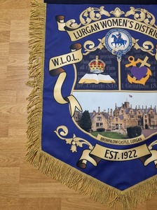 Bandera Ceremonial y Fraternal Personalizada - Diseño del Distrito Femenino de Lurgan con Borlas Plateadas y Lazos para Colgar - Product Image 4