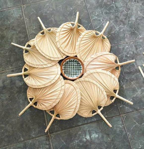 Abanico de bambú artesanal tradicional, diseñado para un estilo de vida sostenible y uso diario. - Product Image 3